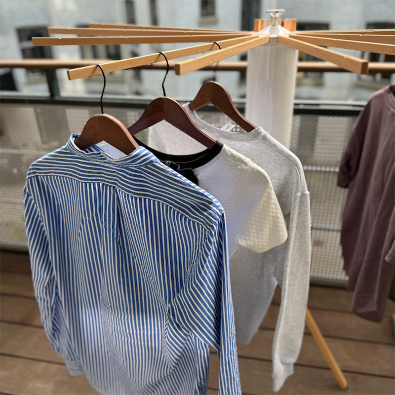 Séchoir à linge SmartRack sur le balcon avec du linge qui sèche à l'air libre