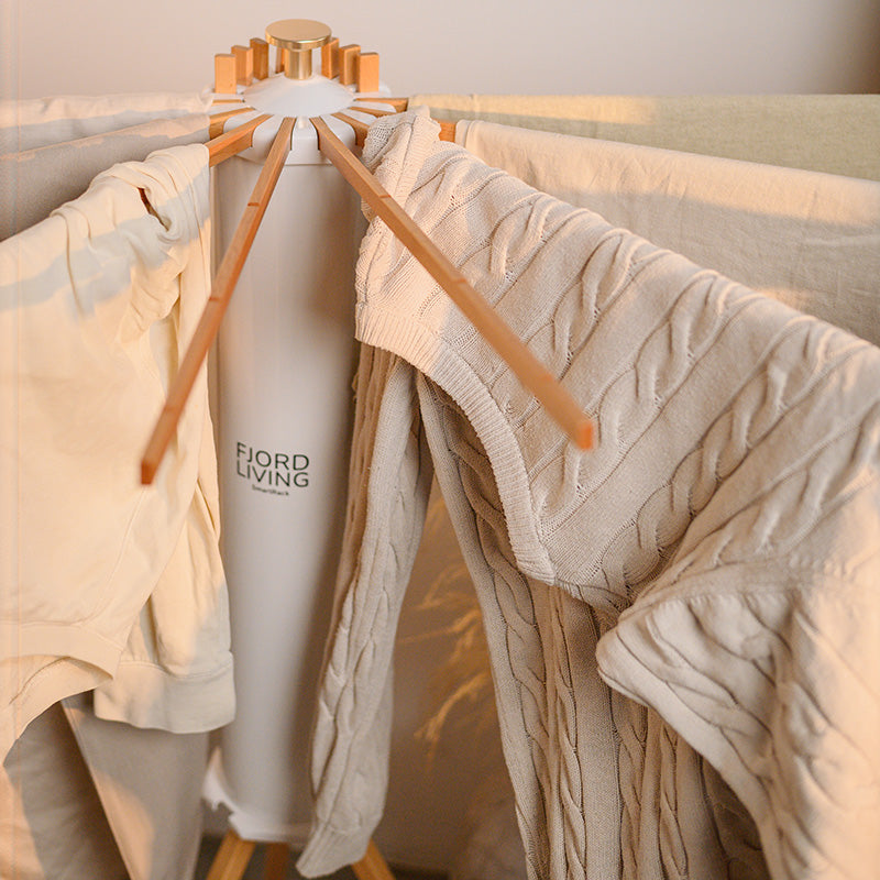 Séchoir à linge SmartRack avec des vêtements du quotidien – T-shirts et pulls sur les bras