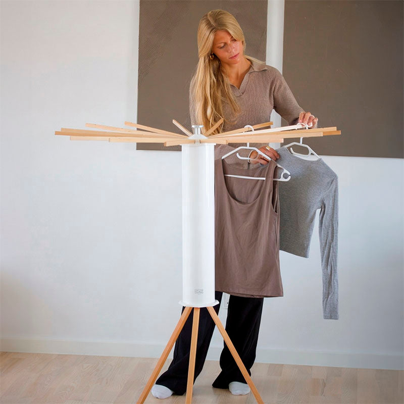 Une femme près du séchoir à linge SmartRack – solution de séchage compacte pour appartement