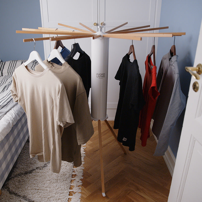 Séchoir à linge SmartRack dans la chambre, à côté du lit