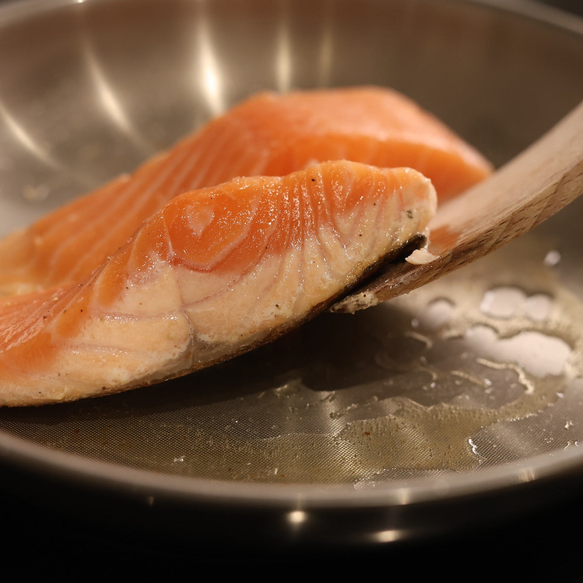 Du saumon qui cuit dans une poêle sans PFAS – il se détache tout seul